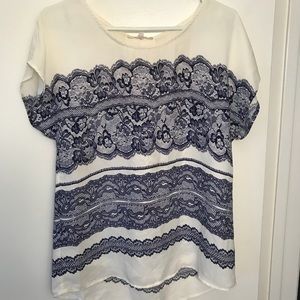 Short sleeve blouse.